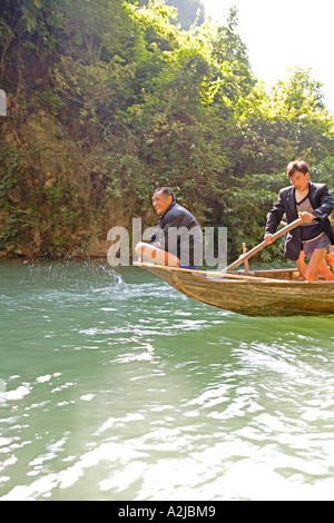 CHINA, YANGTZE RIVER: Tujia Männer ergänzen Einkommen indem Sie Rudern und Pea Pod Boote der Touristen, Nebenflüsse. Stockfoto