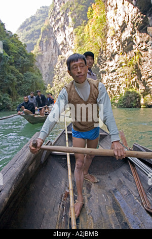 CHINA YANGTZE RIVER Tujia Männer ergänzen ihr Einkommen durch Rudern und ziehen Peapod Boote der Touristen Stockfoto