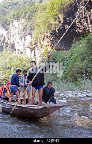 CHINA YANGTZE RIVER Tujia Männer ergänzen ihr Einkommen durch Rudern und Pea Pod Boote der Touristen Stockfoto