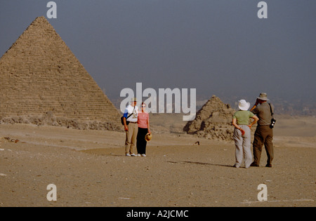 Afrika, Ägypten, Kairo, Pyramiden von Gizeh, Pyramide von Khufu (alias Cheops), Touristen und Kairo in der Ferne Stockfoto