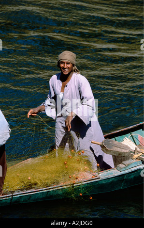 Afrika - Ägypten - der Nil - lokale Fischer angeln mit traditionellen Boot und Netze an den Ufern des Nils Stockfoto