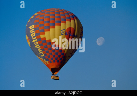 Afrika, Ägypten, Luxor, Mond über dem Westufer des Nil und Heißluft-Ballon mit Touristen, erhebt sich über dem Tal Stockfoto