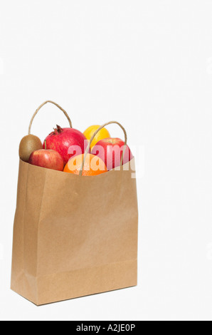 Beutel voll mit verschiedenen Früchten Stockfoto
