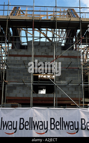 Bellway Häuser im Bau auf Ravenswood Anwesen auf dem alten Nacton Flugplatz-Gelände in Ipswich, Suffolk, UK. Stockfoto