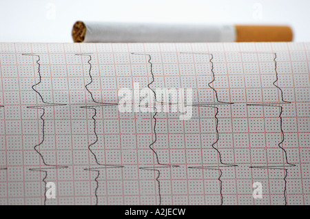 Zigarette auf ECG Nahaufnahme selektiven Fokus Stockfoto