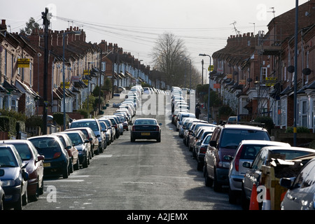 Reihen von parkenden Autos Linie Alton Road in der Innenstadt Birmingham West Midlands England UK Bereich ist vor allem Studenten Unterkunft fo Stockfoto