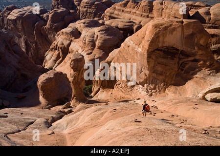 Julia Ramsdenn wandern hinunter nach Bezwingung Elephant Butte im Arches-Nationalpark, Moab, Utah Stockfoto