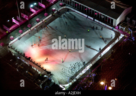 Einen ungewohnten Blick auf Straße-Eislaufbahn in Centenary Square Birmingham England für die Weihnachtsfeier Stockfoto
