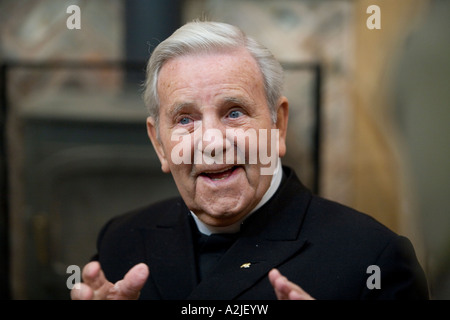 Slapstick-Komiker Sir Norman Wisdom in seiner neuesten Rolle als Dorf Pfarrer neunzig Jahre alte Norman ist starrte in eine Nigel-Mar Stockfoto