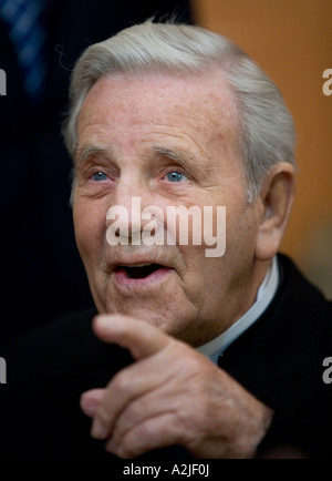 Slapstick-Komiker Sir Norman Wisdom in seiner neuesten Rolle als Dorf Pfarrer neunzig Jahre alte Norman ist starrte in eine Nigel-Mar Stockfoto