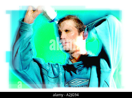 Fußballer Alter 20-25, Weißwein, eine Flasche Wasser über den Kopf gießen. Stockfoto