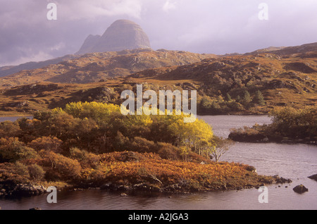 Mit Blick auf Loch Druim Suardalain zum Suilven in der Nähe von Lochinver Assynt Sutherland Schottland Stockfoto