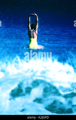 Surferin Alter 20-25 sitzen auf ihrem Surfbrett. Das Bild wurde ist Farbe und in Brasilien. Stockfoto