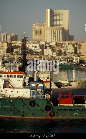 Afrika, Libyen, Tripolis, Hafen und Hochhäuser Stockfoto