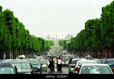 Die Avenue des Champs Elysees in Paris mit dem Auto, auf der Suche nach unten in Richtung Place De La Concorde mit Obelisk, das Louvre-Museum Stockfoto