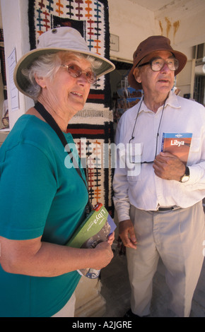 Afrika, Libyen, Leptis Magna, westliche Touristen Stockfoto