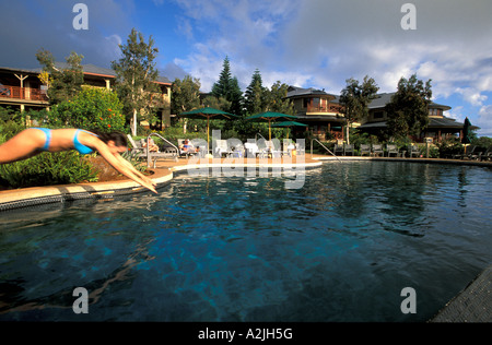 Frau in einen Pool an der Molokai Ranch, Hawaii Tauchen Stockfoto