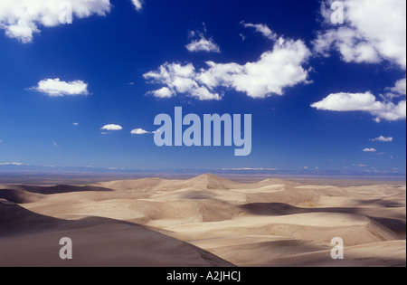 USA Colorado Great Sand Dunes National Park Sanddünen mit blauem Himmel und weißen Wolken Stockfoto