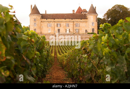 Die alten mittelalterlichen Chateau de Rully in der Côte Chalonnaise mit Weinbergen mit Chardonnay-Trauben im südlichen Bourgogne, Burgund, Frankreich Europa Stockfoto