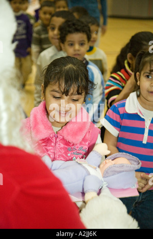 Santa besucht muslimischen Migrantenkinder Stockfoto