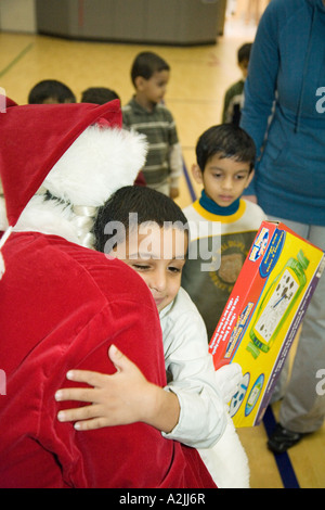 Santa besucht muslimischen Migrantenkinder Stockfoto