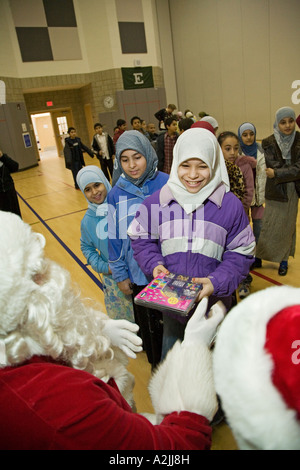 Santa besucht muslimischen Migrantenkinder Stockfoto