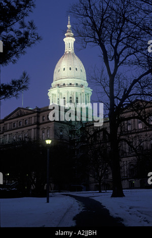 Aufbauend auf einer frühen Wintermorgens Kapitol von Lansing Michigan der Michigan Stockfoto