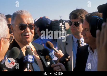 Detroit Michigan Detroit Bürgermeister Coleman Young im Gespräch mit Reportern vor der jährlichen Labor Day parade Stockfoto