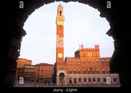 Italien Tuscany Siena Piazza del Campo Palazzo Pubblico Torre del Mangia Stockfoto