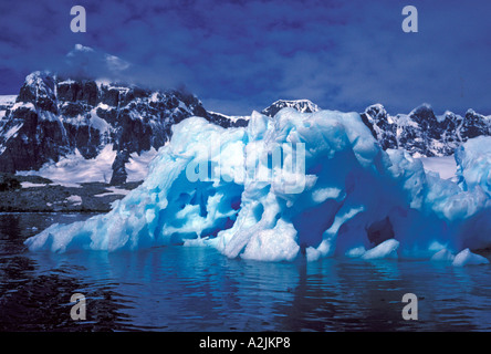 Antarktis, Lemaire-Kanal. Blaue Eisformationen mit vergletscherten Bergen Stockfoto