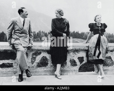 ADOLF HITLER auf seinem Berghof mit Eva Braun rechts und Hannelore Morell Frau von seinem persönlichen Arzt nach Hause Stockfoto