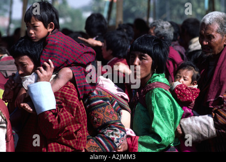 Eine bhutanische Familie auf dem buddhistischen Kalachakra-Festival, das von H.H.Dalai Lama in Bodh Gaya, Bihar, Indien veranstaltet wird Stockfoto