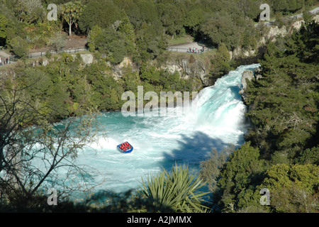 Jet-Boot steigt entlang des Waikato River an den Huka Falls in der Nähe von Taupo auf der Nordinsel von Neuseeland Stockfoto