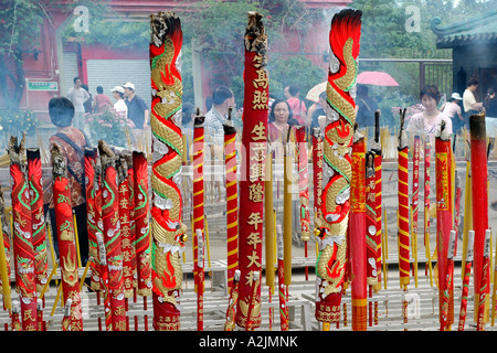 Riesige Weihrauch Pole (Stöcke) Po Lin Monastery, Lantau Island, Hong Kong Stockfoto