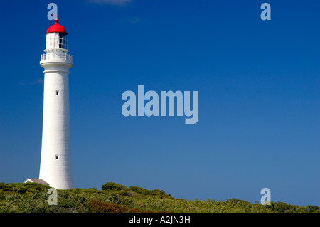 Split Point Lighthouse nachmittags eine schöne, Wolke frei. Das Hotel liegt entlang der Great Ocean Road, Victoria, Australien. Stockfoto