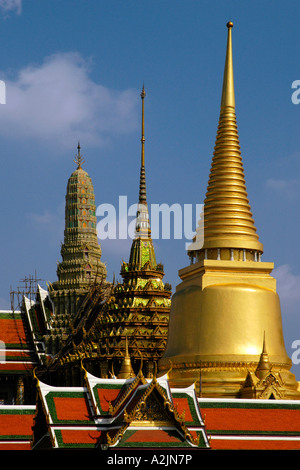 Wat Phra Kaew Dächer, Grand Palace, Bangkok. Phra Sri Rattana Chedi, Phra Mondop sowie Prasat Phra Thep Bidorn Stockfoto