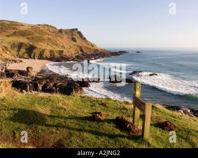 Blick auf den einsamen Mattiscombe Beach und die Klippen an einem sonnigen Winternachmittag. South Devon, Großbritannien Stockfoto