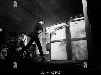 DIE WHO Pete Townshend zertrümmert Sie das Gerät an der Windsor Jazz Blues Festival Windsor Rennstrecke Samstag 30 Juli 196 Stockfoto