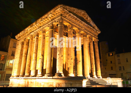 Der Tempel d'Auguste et de Fach-- der Tempel des Augustus und Livia - in Vienne, nachts beleuchtet. Ähnlich wie bei der Maison Carre Stockfoto