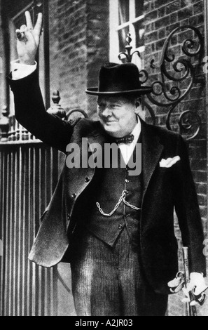 WINSTON CHURCHILL (1874-1965) als britischer Premierminister gibt seine V für Victory-Zeichen außerhalb Nr. 10 Downing Street im April 1945 Stockfoto