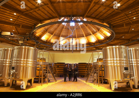 Das Weingut mit Holz- und Gärung Edelstahltanks. Es ist in ein kreisförmiges Design gebaut und aus Kastanienholz, Insekten, Maison Louis Jadot, Beaune Côte d ' Cote d oder Bourgogne Burgund Burgund Frankreich Französisch Europa Europäische zu kämpfen Stockfoto