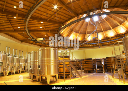 Das Weingut mit Holz- und Gärung Edelstahltanks. Es ist in ein kreisförmiges Design gebaut und aus Kastanienholz, Insekten, Maison Louis Jadot, Beaune Côte d ' Cote d oder Bourgogne Burgund Burgund Frankreich Französisch Europa Europäische zu kämpfen Stockfoto