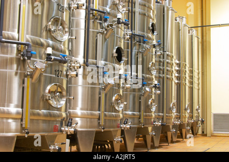 Stapel von Gärung Edelstahltanks in verschiedenen Größen und mit Kühlung Systeme, Maison Louis Jadot, Beaune Côte d ' Cote d oder Bourgogne Burgund Burgund Frankreich Französisch Europa Europäische Stockfoto