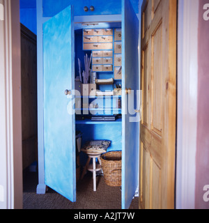 Home-Office mit Regal im Schrank in der blauen Halle Stockfoto, Bild