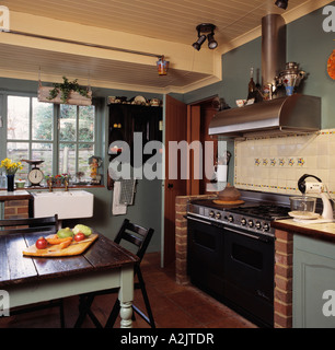 Bauernküche Weiße Schränke - Weiße Schränke in Küche mit hellgrauer