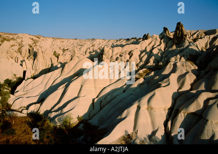 Türkei, Cappadocia. Antenne des Göreme Tal. Am frühen Morgen Heißluftballon gleitet über Felsformationen im Göreme-Tal Stockfoto