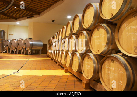 Eichenfässern in Reihen und rostfreien Stahl liegenden Tanks, Maison Louis Jadot, Beaune Côte d ' Cote d oder Bourgogne Burgund Burgund Frankreich Französisch Europa Europäische Stockfoto