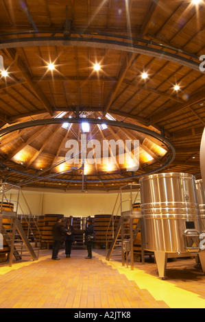 Das Weingut mit Holz- und Gärung Edelstahltanks. Es ist in ein kreisförmiges Design gebaut und aus Kastanienholz, Insekten, Maison Louis Jadot, Beaune Côte d ' Cote d oder Bourgogne Burgund Burgund Frankreich Französisch Europa Europäische zu kämpfen Stockfoto