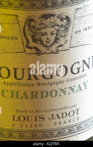 Closeup Nahaufnahme von einer Weinflasche Label Maison Louis Jadot Bourgogne Chardonnay Appellation Bourgogne Controlee mit der Baccus Stockfoto