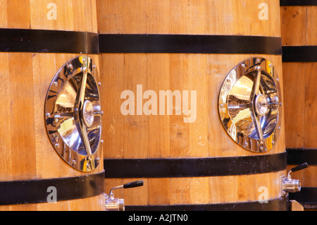 Detail der hölzernen Gärung tanks Fässer mit einer Tür aus poliertem Edelstahl, Maison Louis Jadot, Beaune Côte d ' Cote d oder Bourgogne Burgund Burgund Frankreich Französisch Europa Europäische Stockfoto